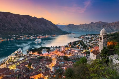 La superbe baie de Kotor au coucher du soleil, l'un des sites UNESCO en Mditerrane