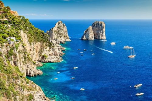 Les formations rocheuses des Faraglioni au large de Capri