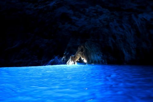 Vous pouvez explorer la Grotta Azzura pendant une location de yacht  Capri