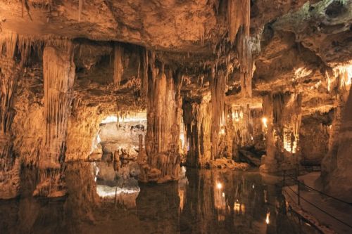 La Grotta di Nettuno, en Sardaigne, est l'une des plus impressionnantes grottes marines de la Mditerrane