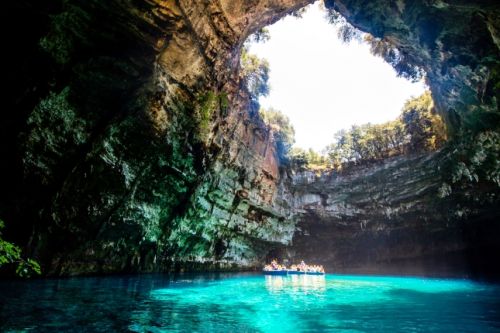 Des gens sur un bateau explorant l'impressionnante Melissani Cave sur l'le de Cphalonie en Grce