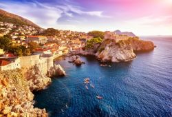 La vieille ville de Dubrovnik et ses remparts vus depuis la mer