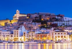 Le port d'Ibiza illumin de nuit avec ses bateaux amarrs