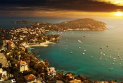 Le soleil se couche sur la presqu'le de Saint-Jean-Cap-Ferrat dans le sud la France