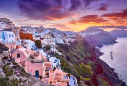 Le village d'Oia sur l'le de Santorin avec un superbe coucher de soleil et des reflets rose sur les maisons