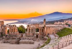 Le Thtre de Taormina en Sicile, l'une des meilleures destinations pour une location de yacht inter-saison en Mditerrane