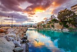 Le port pittoresque de Sitia en Crte, au coucher du soleil