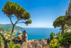 Panorama du village de Ravello avec ses clochers, des pins et la mer Mditerrane