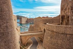 Les remparts dans la vieille ville de Dubrovnik en Croatie