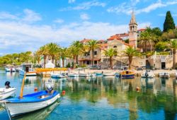 La ville de Trogir en Croatie avec son petit port rempli de bateaux de pche