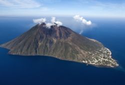 L'le de Stromboli en Sicile avec des manations du volcan