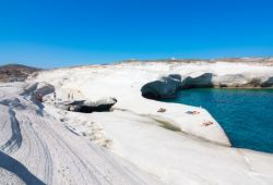 La plage de Sarakiniko et ses formations gologiques sur l'le de Milos dans les Cyclades en Grce