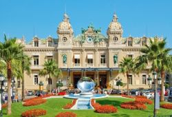 Le magnifique casino Belle Epoque de Monaco et ses jardins