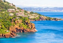 Une baie  Thoule-sur-mer avec les roches rouges du massif de l'Esterel et les eaux de la Mditerrane