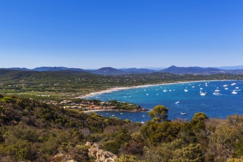 La plage de Pampelonne  Ramatuelle prs de Saint-Tropez avec des yachts  l'ancre