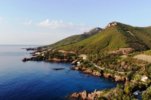 La plage de La Pointe de l'Aiguille  Thoule-sur-mer avec les roches rouges de lEstrel 