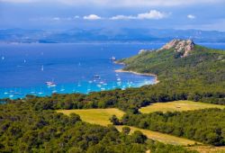 Une baie de l'le de Porquerolles avec quelques yachts  l'ancre