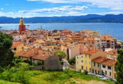 Le village color de Saint-Tropez avec son clocher sous un beau ciel bleu