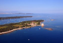 Panorama des îles de Lérins dans la baie de Cannes avec l'abbaye de Lérins située sur l'île Saint-Honorat