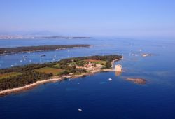 Panorama des les de Lrins dans la baie de Cannes avec l'abbaye de Lrins situe sur l'le Saint-Honorat