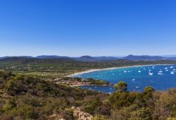 La superbe plage de sable de Pampelonne prs de Saint-Tropez avec des yachts  la location  l'ancre