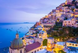 Le village d'Amalfi vu de nuit avec ses petites maisons éclairées