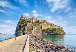 Le château médiéval d'Ischia situé à l'extrémité nord de la baie de Naples