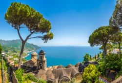 Le clocher de l'glise dans le village de Ravello sur la Cte Amalfitaine