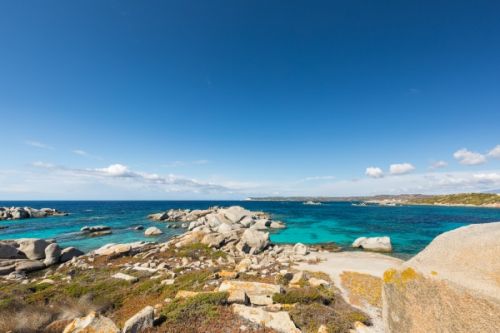 Une superbe baie aux eaux turquoises sur l''le de Cavallo dans l'archipel des Lavezzi en Corse