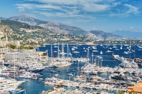 Des yachts de luxe  la vente et  la location amarrs au Port Hercule lors des vnements du Monaco Yacht Show