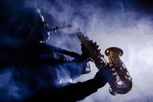 Un saxophoniste en train de jouer lors d'un concert au Monte-Carlo Jazz Festival