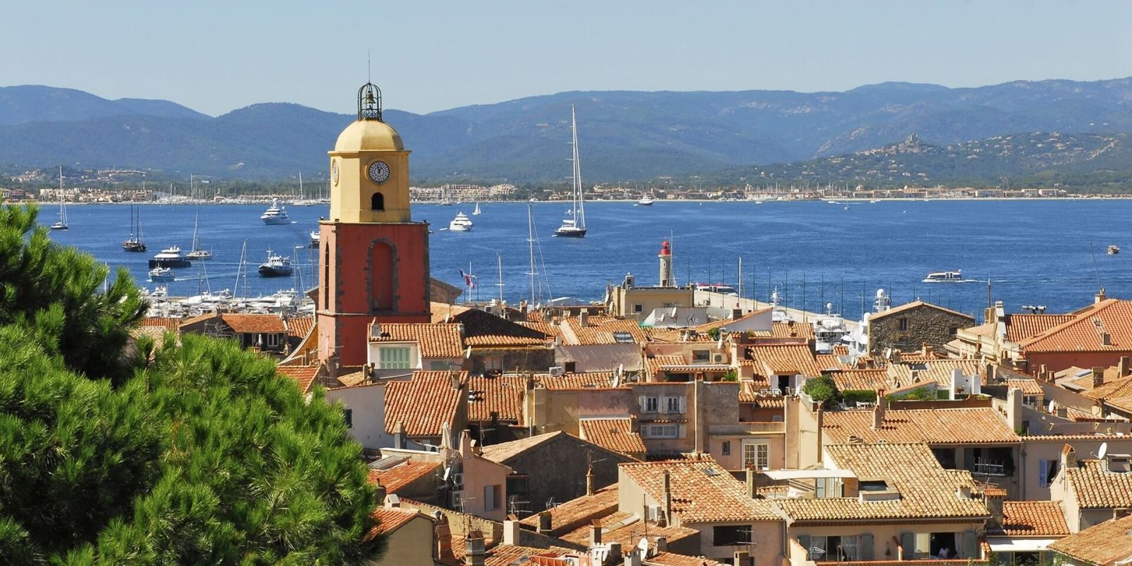 https://www.talamare.fr/medias/Vue du village de Saint-Tropez avec des yachts  l'ancre