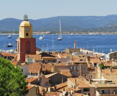 Vue du village de Saint-Tropez avec des yachts à l'ancre