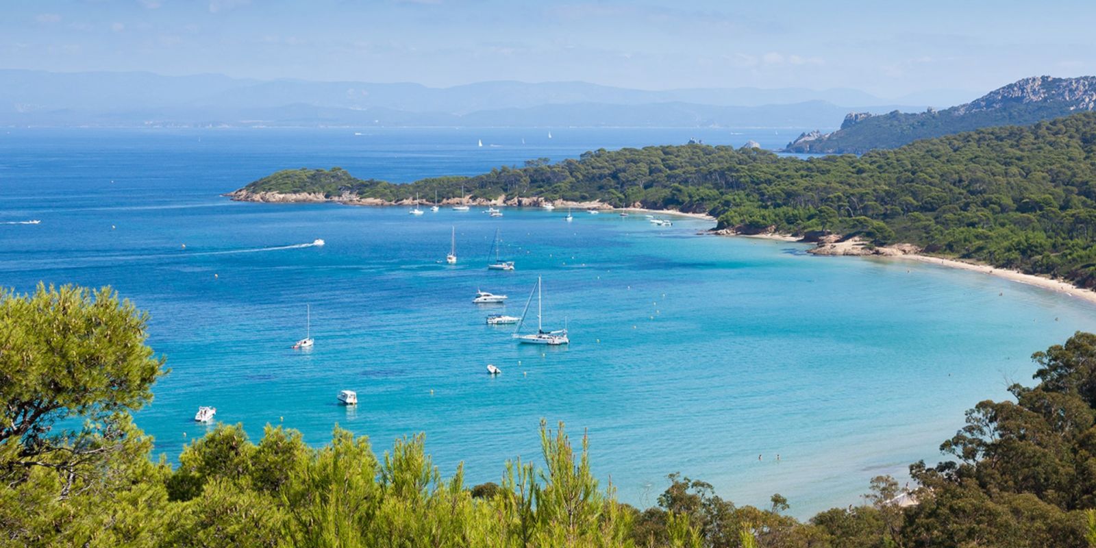 https://www.talamare.fr/medias/Vue d'une baie de l'le de Porquerolles lors d'une location de yacht sur la Cte d'Azur