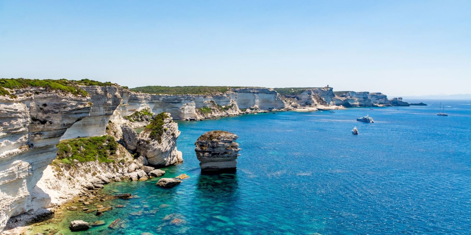 https://www.talamare.fr/medias/Panorama des falaises de Bonifacio lors d'une location de yacht en Corse