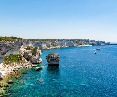 Panorama des falaises de Bonifacio lors d'une location de yacht en Corse