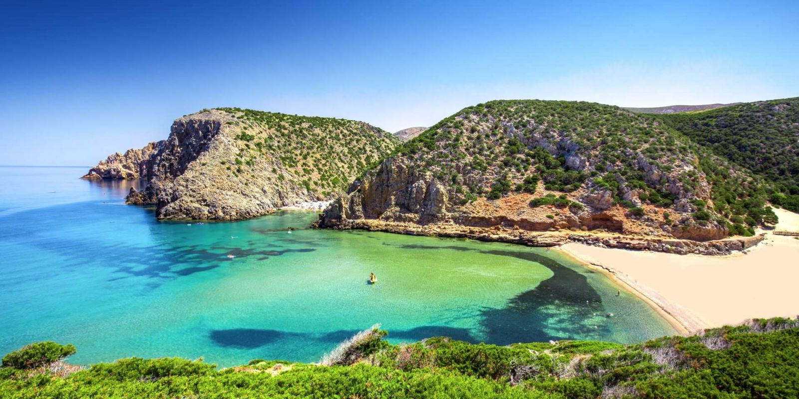 https://www.talamare.fr/medias/Panorama d'une magnifique plage de sable blanc lors d'une location de yacht en Sardaigne