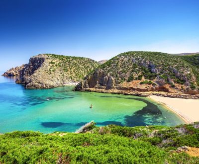 Panorama d'une magnifique plage de sable blanc lors d'une location de yacht en Sardaigne