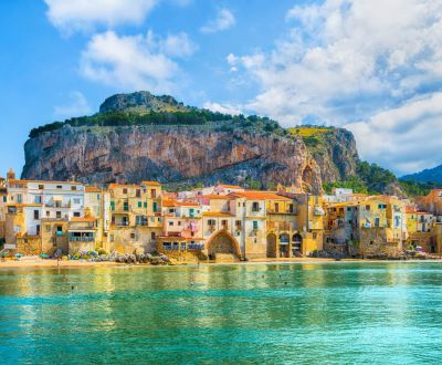 Le village mdival de Cefalu vu lors d'une location de yacht en Sicile