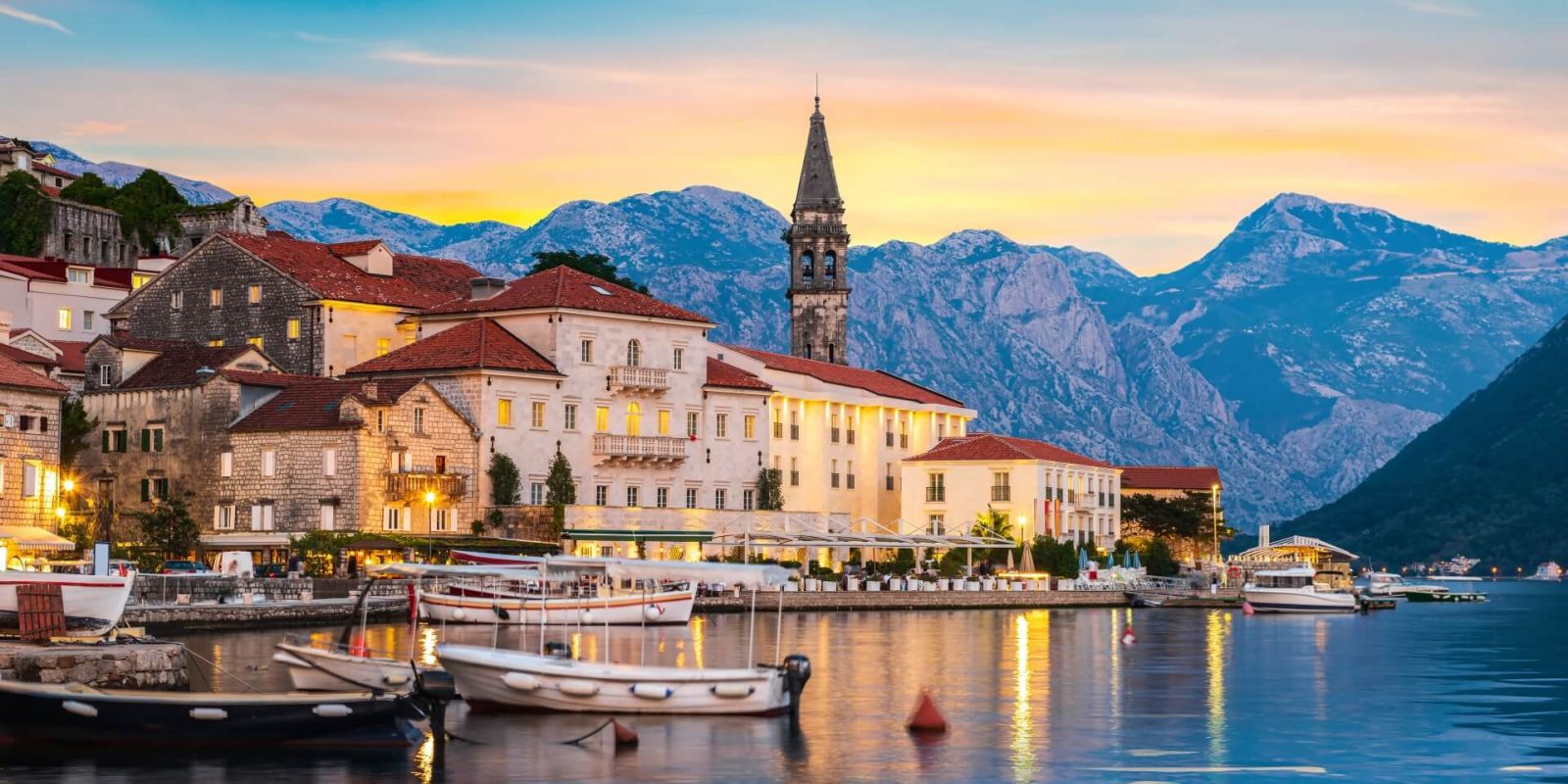 https://www.talamare.fr/medias/Coucher de soleil sur la ville historique de Perast dans la baie de Kotor lors d'une location de yacht au Montenegro