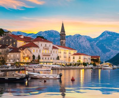 Coucher de soleil sur la ville historique de Perast dans la baie de Kotor lors d'une location de yacht au Montenegro