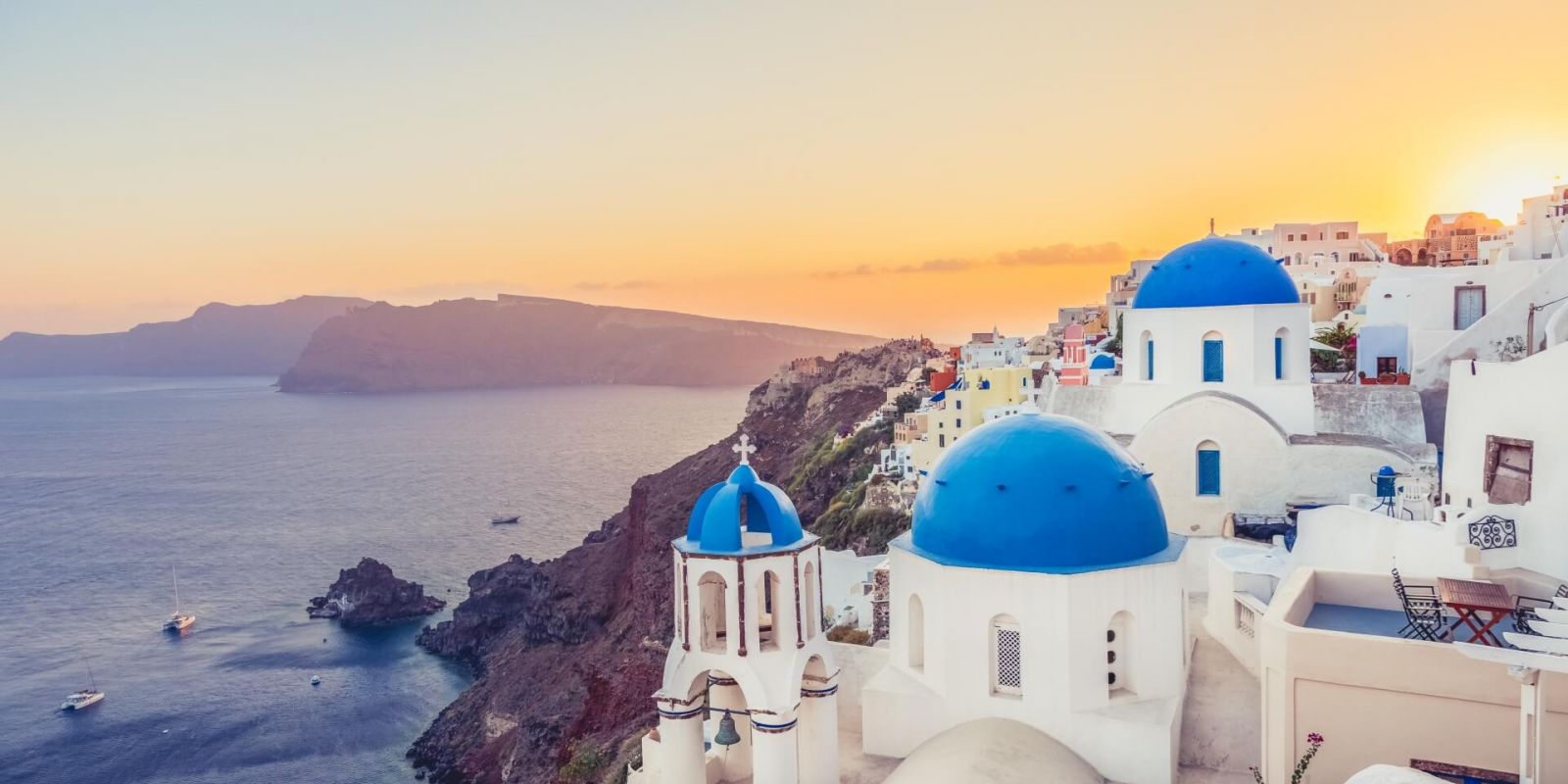 https://www.talamare.fr/medias/La belle ville ctire d'Oia sur l'le de Santorin en Grce avec ses btiments blancs et ses dmes bleus