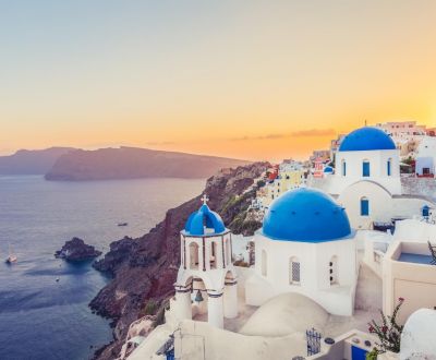 La belle ville côtière d'Oia sur l'île de Santorin en Grèce avec ses bâtiments blancs et ses dômes bleus