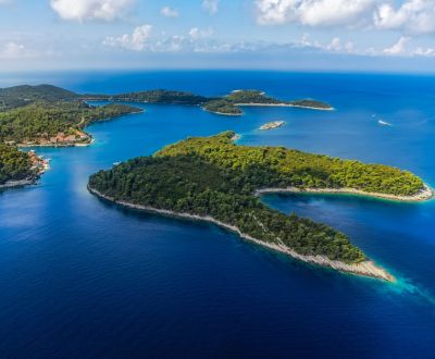 Vue du parc national de Mljet près de Dubrovnik lors d'une location de yacht en Croatie