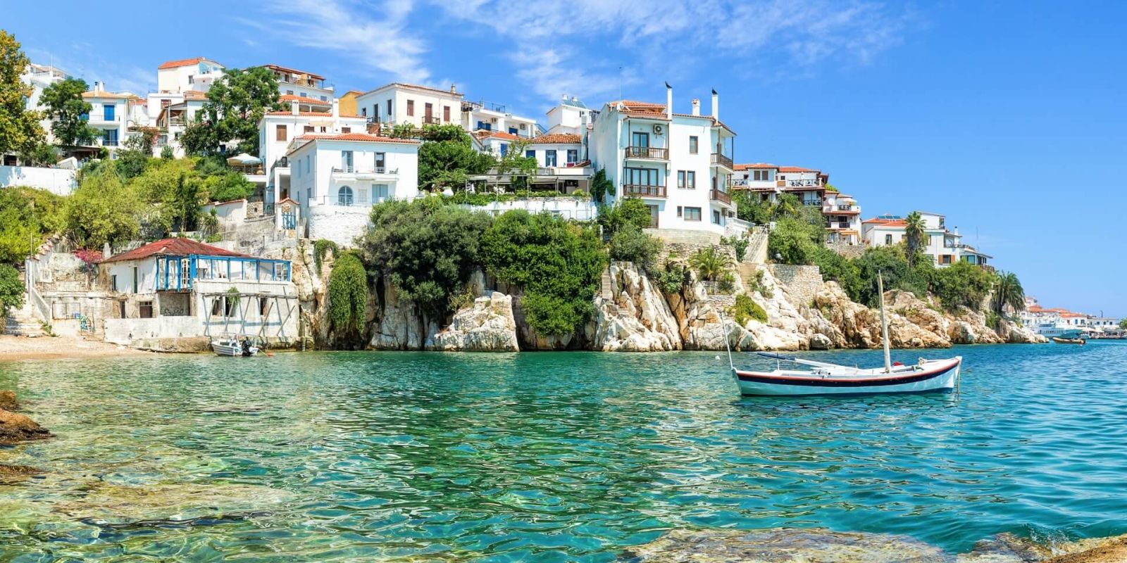 https://www.talamare.fr/medias/Le vieux port de Skiathos sous un beau ciel bleu dans les les Sporades en Grce