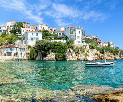 Le vieux port de Skiathos sous un beau ciel bleu dans les les Sporades en Grce