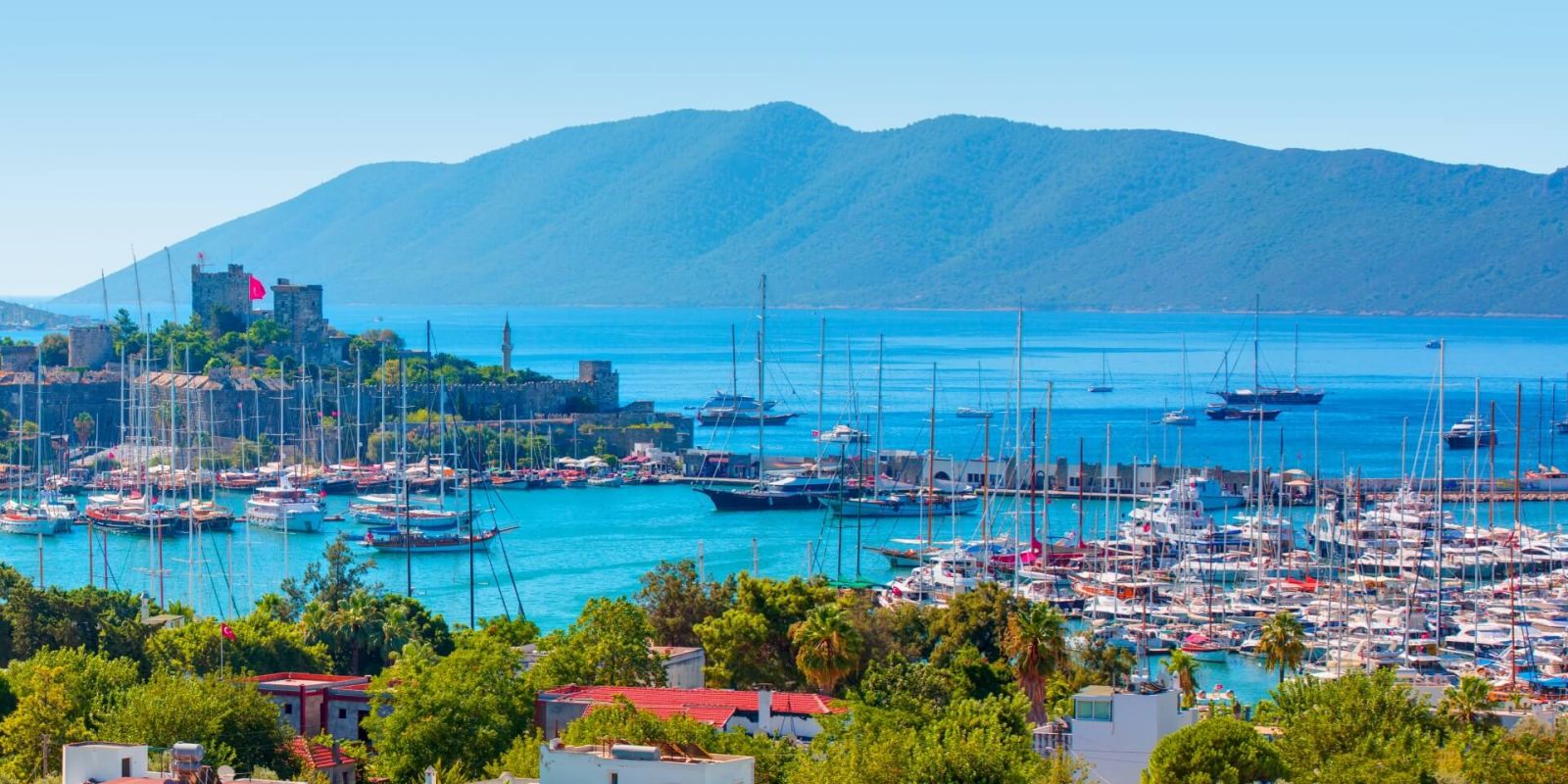 https://www.talamare.fr/medias/Panorama de Bodrum avec son chteau et sa marina en mer ge lors d'une location de yacht en Turquie