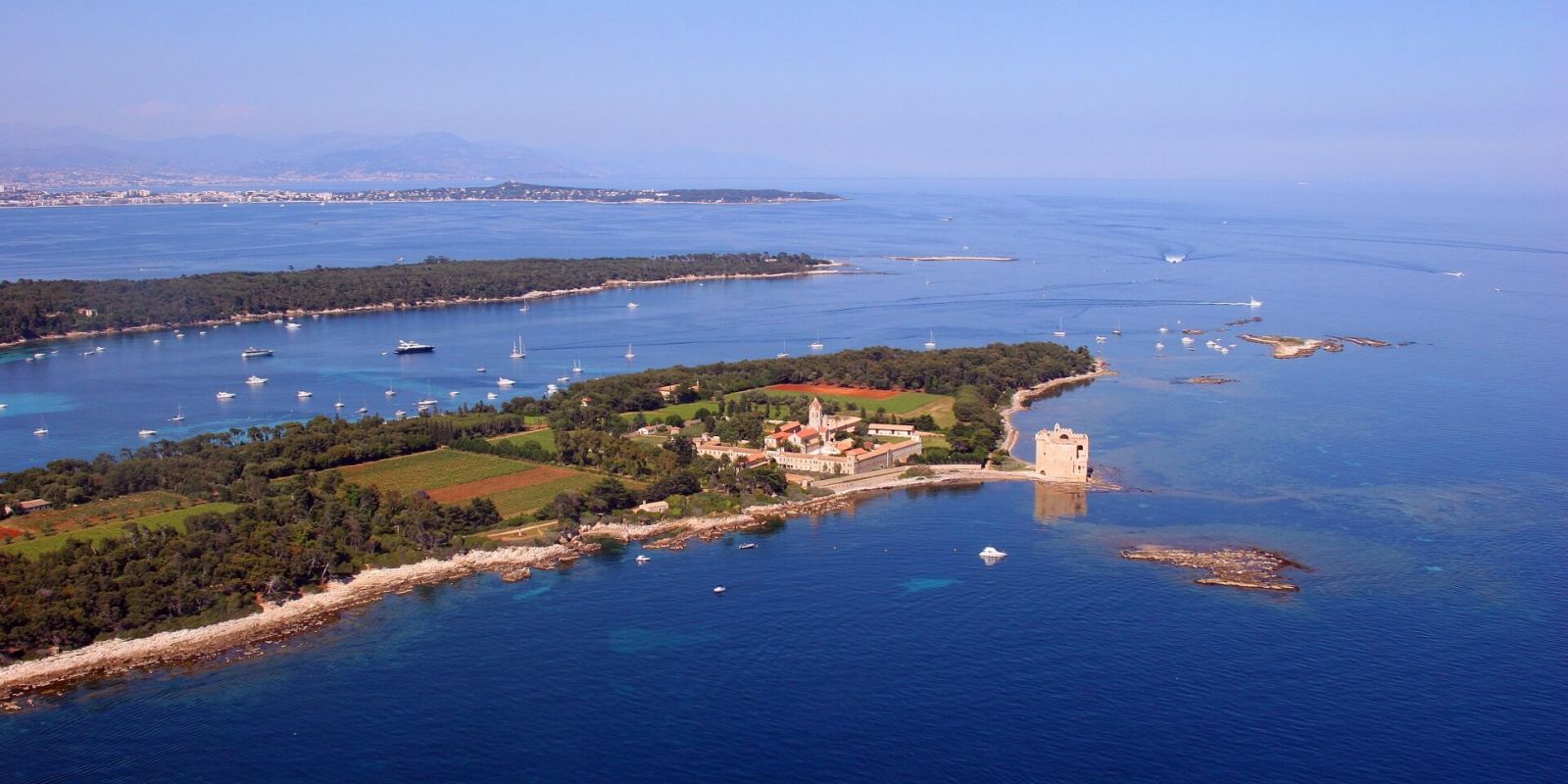 Location yacht Cannes Iles de Lérins, louer un yacht à Cannes 