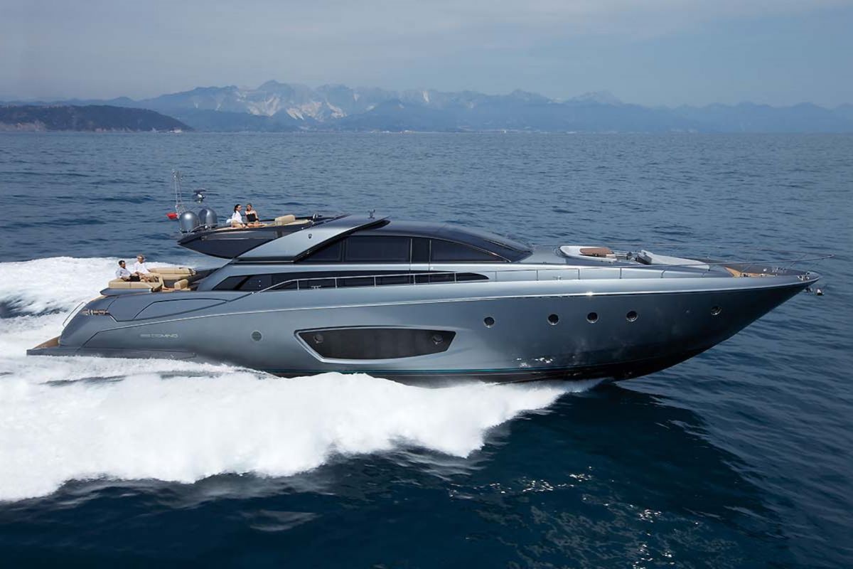 LOCATION YACHT RIVA 86 DOMINO