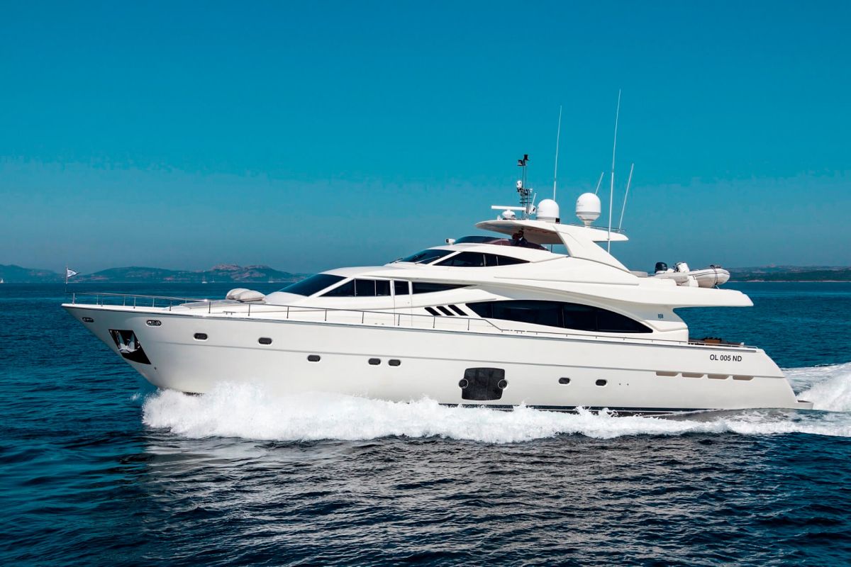 LOCATION YACHT FERRETTI 881 RPH